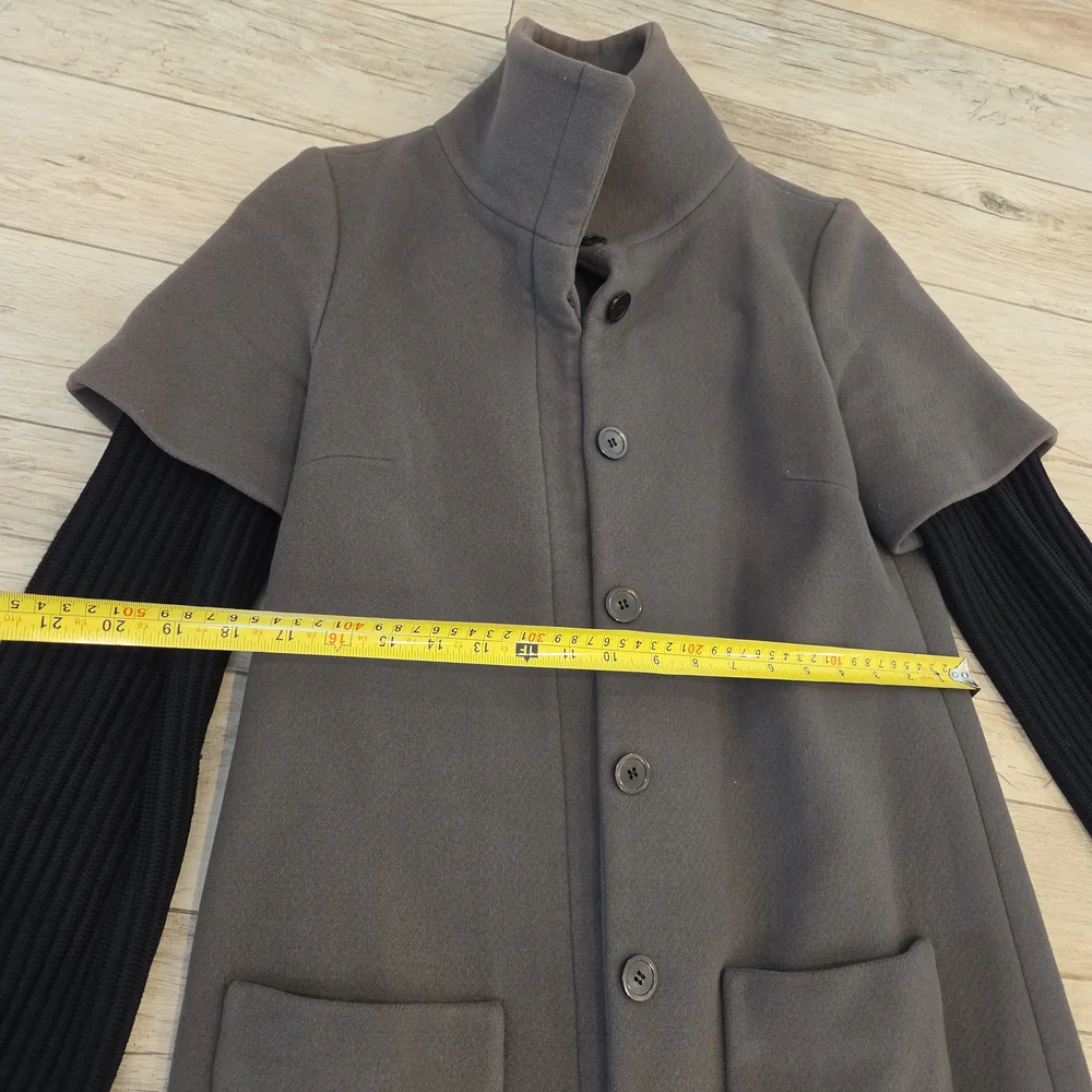 Gray Short-Sleeve Coat with Black Ribbed Sleeves - Picture 4 of 6